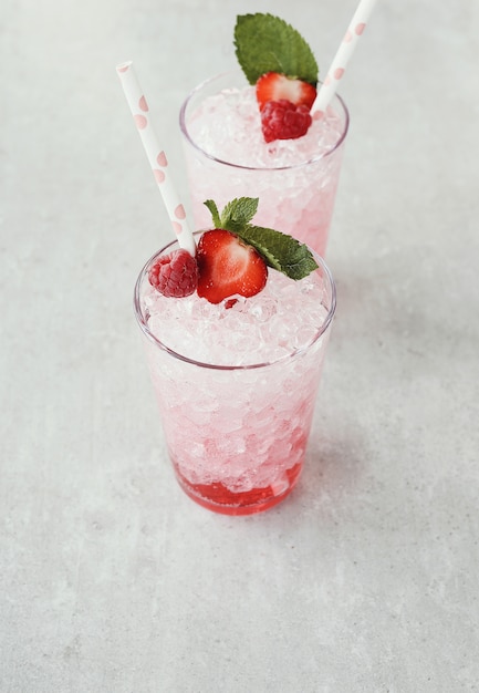 Cocktails met aardbeien en frambozen