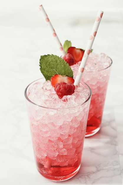 Cocktails met aardbeien en frambozen