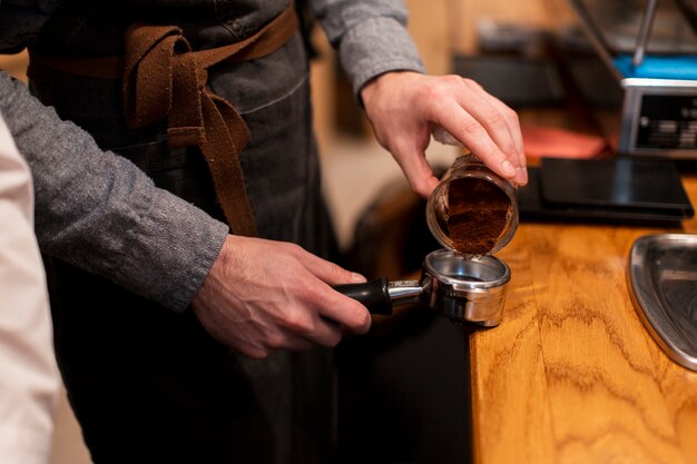 Coffeeshopmedewerker die koffie maakt