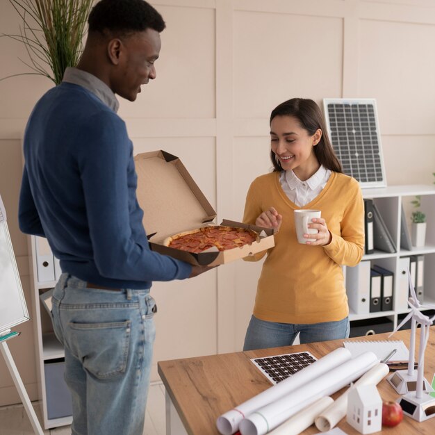 Collega's aan het werk tijdens de lunch