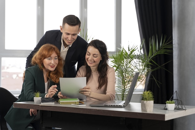 Gratis foto collega's aan het werk