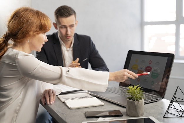 Gratis foto collega's aan het werk