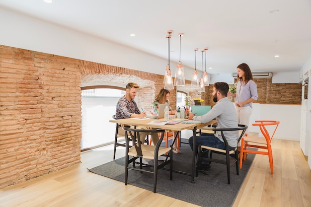 Collega&#39;s aan tafel die discussie hebben