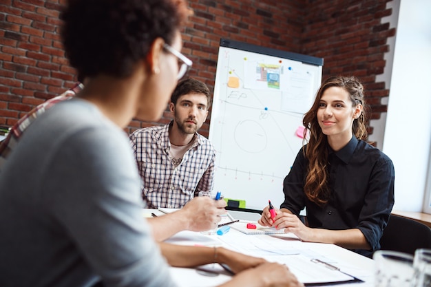 Collega's bespreken nieuwe ideeën op zakelijke bijeenkomst.