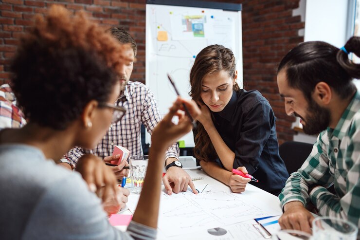 Gratis Foto collega's bespreken nieuwe ideeën op zakelijke bijeenkomst.