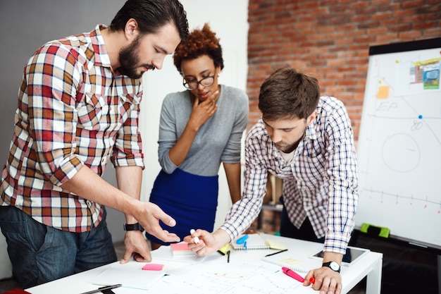 Collega's bespreken nieuwe ideeën op zakelijke bijeenkomst.