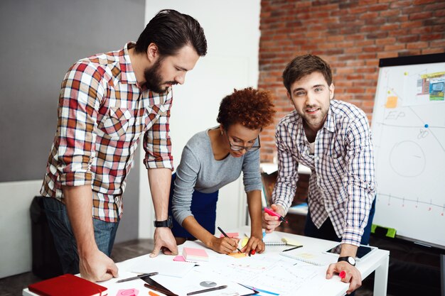 Collega's bespreken nieuwe ideeën op zakelijke bijeenkomst.