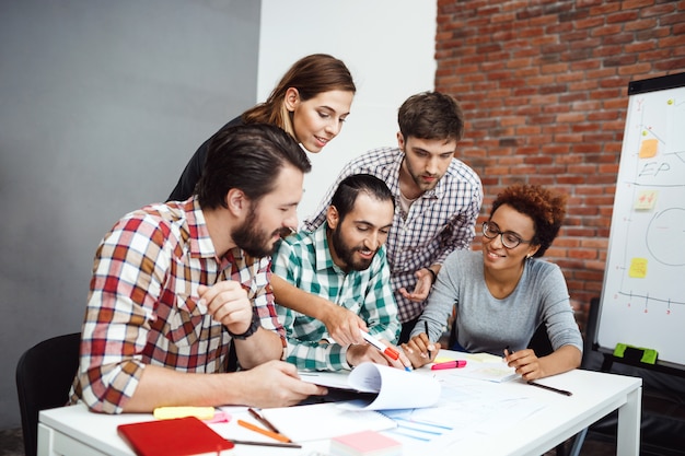 Collega's bespreken nieuwe ideeën op zakelijke bijeenkomst.