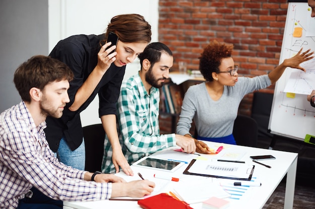 Collega's bespreken nieuwe ideeën op zakelijke bijeenkomst.