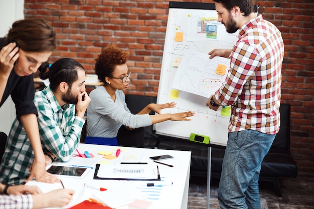 Collega's bespreken nieuwe ideeën op zakelijke bijeenkomst.