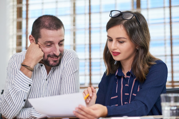 Gratis foto collega's bespreken rapport