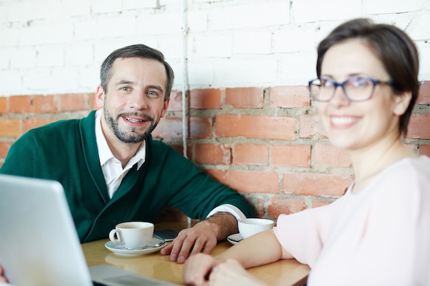 Collega's bij koffiepauze