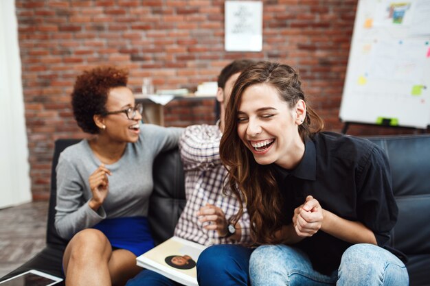 Collega's communiceren tijdens zakelijke rem.