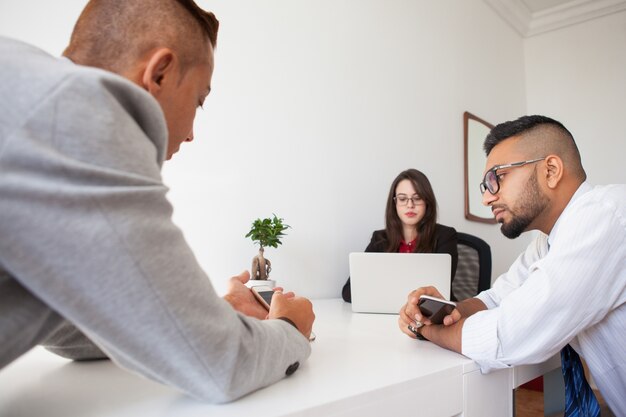 Collega&#39;s die agenda bespreken op personeelsvergadering