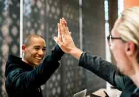 Gratis foto collega's die een high five geven