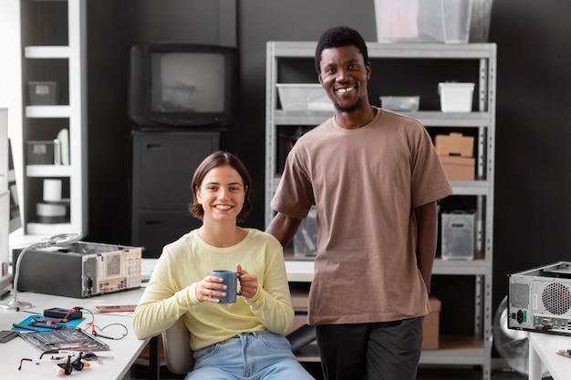 Gratis foto collega's die een pauze nemen bij het repareren van computers