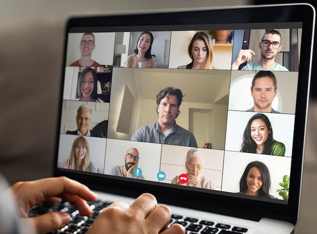 Collega's die een videoconferentie houden tijdens de coronaviruspandemie