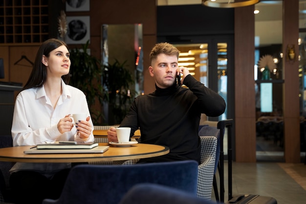 Collega's die koffie drinken terwijl ze op zakenreis zijn in een restaurant