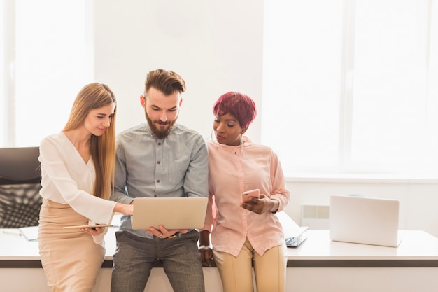 Collega&#39;s die laptop samen gebruiken