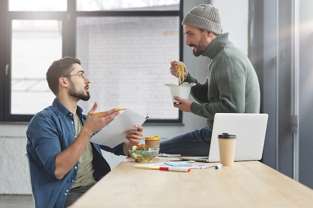 Collega's die lunchen op kantoor