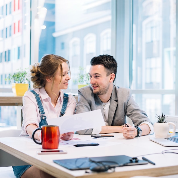 Collega's die nieuwe strategie bespreken