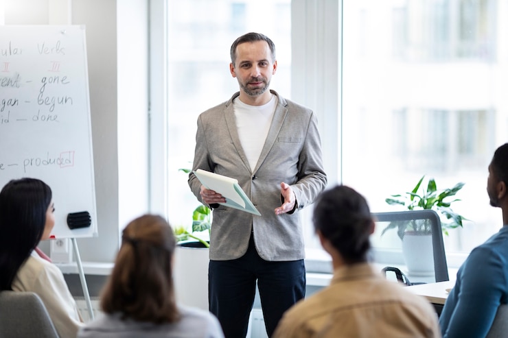 Gratis Foto collega's die op het werk leren