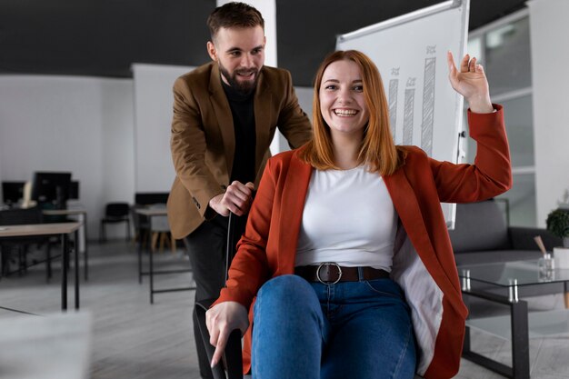 Collega's die plezier hebben op kantoor