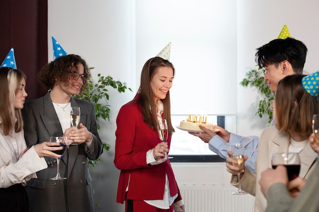 Collega's die plezier hebben op zakelijk evenement