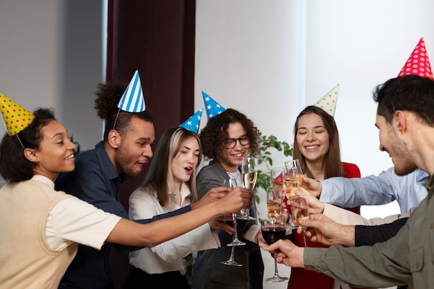 Collega's die plezier hebben op zakelijk evenement