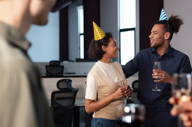 Collega's die plezier hebben op zakelijk evenement