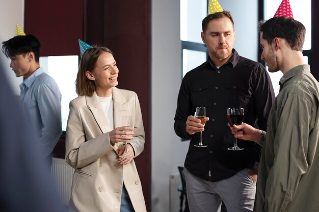 Collega's die plezier hebben op zakelijk evenement