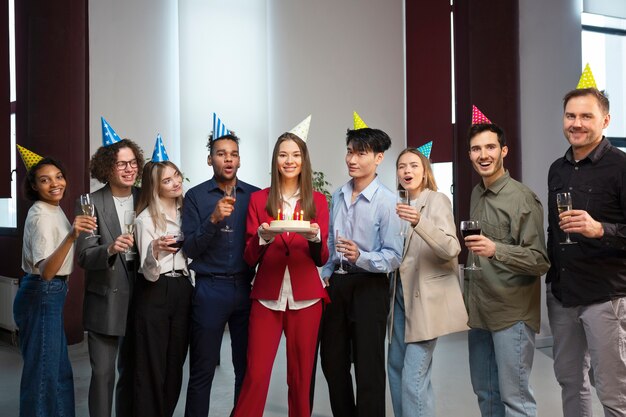 Collega's die plezier hebben op zakelijk evenement