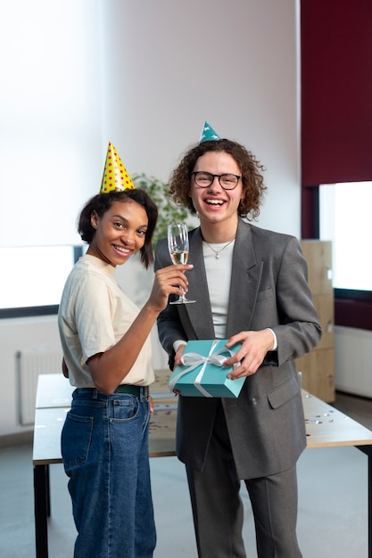 Collega's die plezier hebben op zakelijk evenement