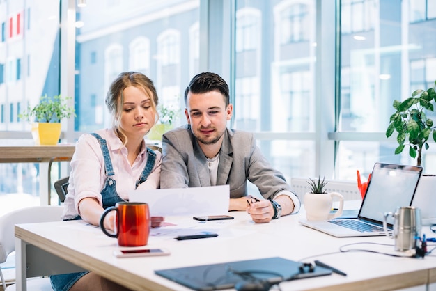 Collega's die project op document blad bekijken