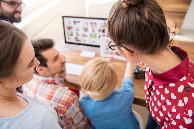 Collega's die rond een computer werken