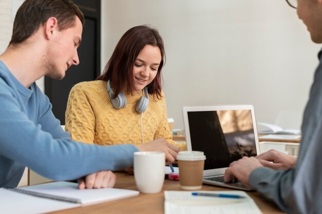 Collega's die samen leren tijdens groepsstudie