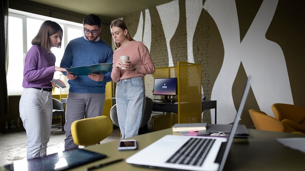 Collega's die samen lezen medium shot