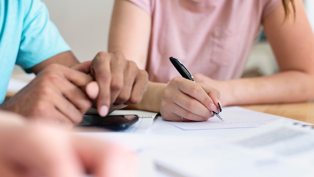 Gratis foto collega's die samen studeren