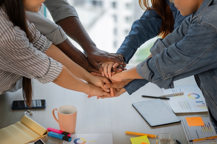 Gratis Foto collega's die samen werken hoge hoek
