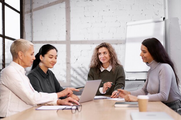 Collega's die samenwerken aan project