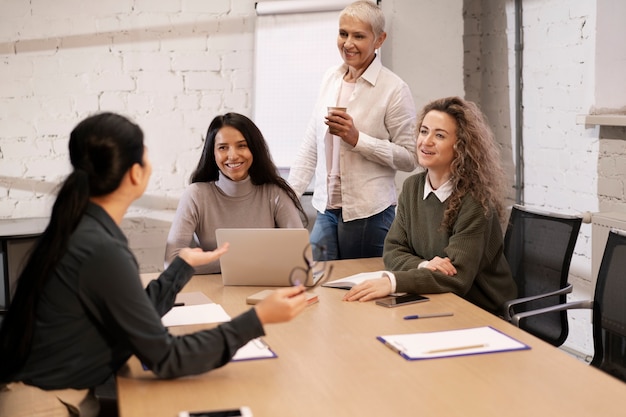 Gratis foto collega's die samenwerken aan project