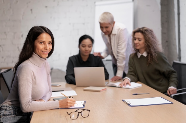 Gratis foto collega's die samenwerken aan project