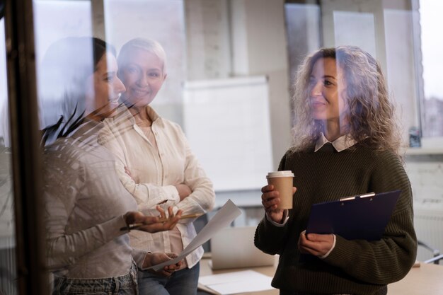 Collega's die samenwerken aan project