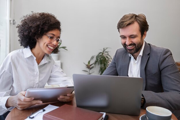 Collega's die samenwerken aan project