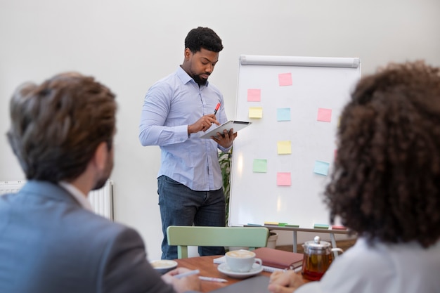 Collega's die samenwerken aan project