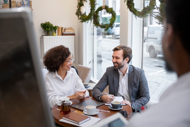 Collega's die samenwerken aan project