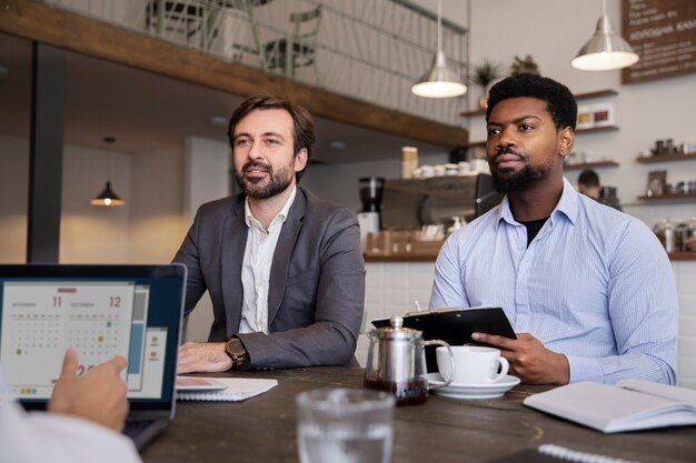 Collega's die samenwerken aan project