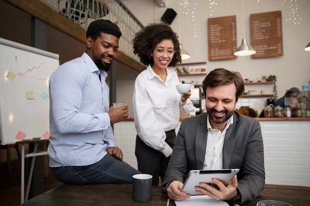 Collega's die samenwerken aan project