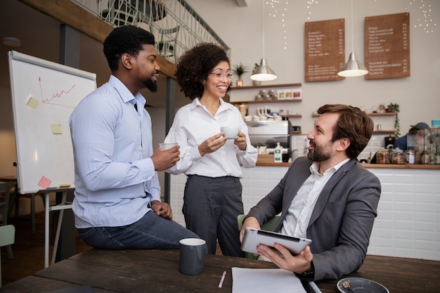 Collega's die samenwerken aan project