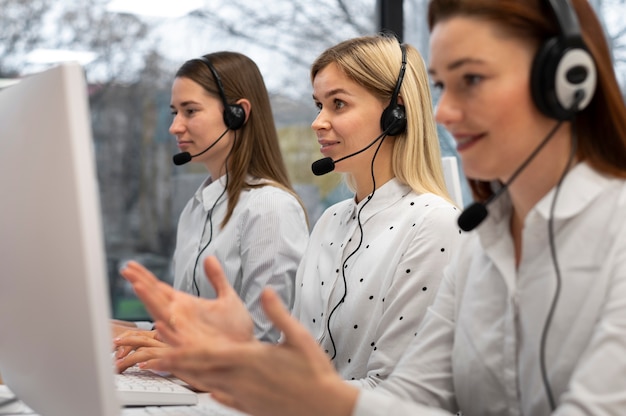 Gratis foto collega's die samenwerken in een callcenter met een koptelefoon